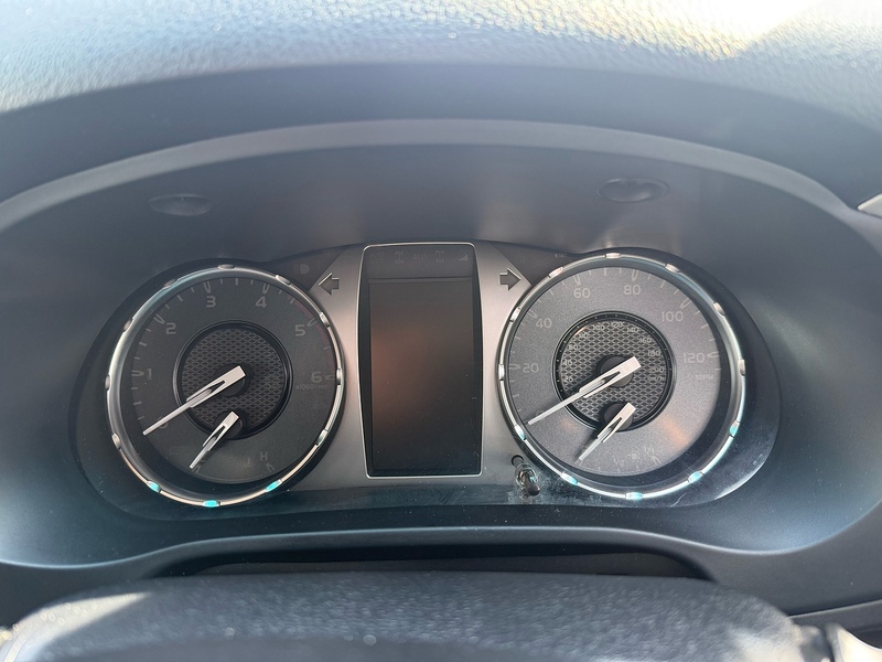 Toyota Hilux D-4D Invincible - U6933