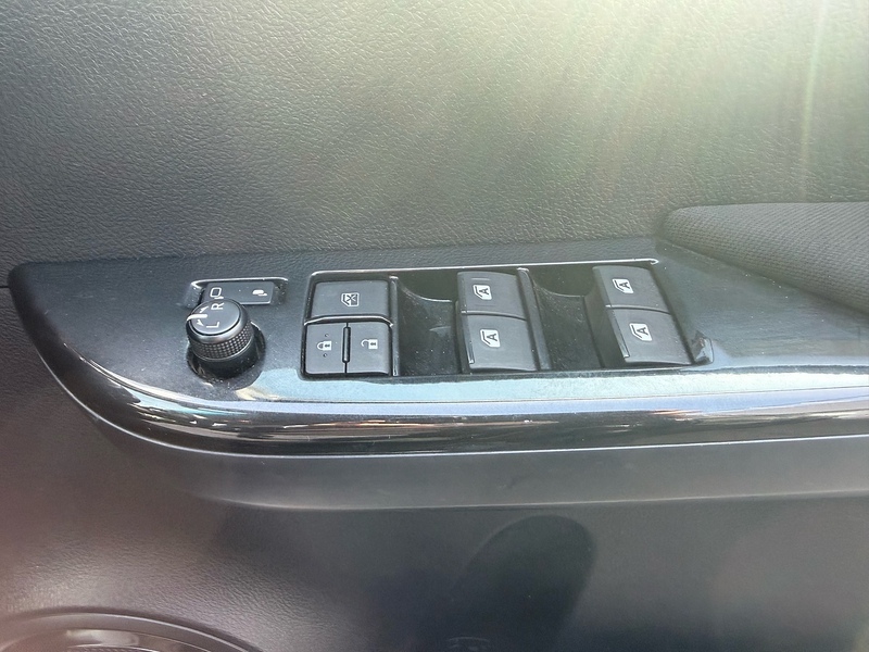 Toyota Hilux D-4D Invincible - U6933