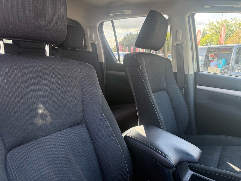 Toyota Hilux D-4D Invincible - U6952