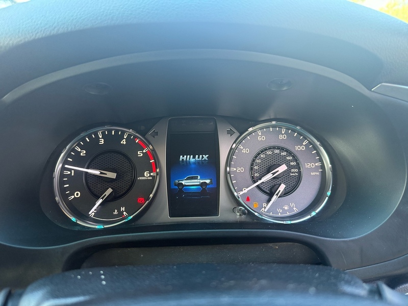 Toyota Hilux D-4D Invincible - U6952