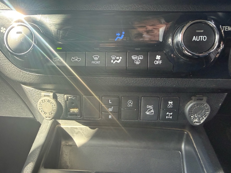 Toyota Hilux D-4D Invincible - U6952