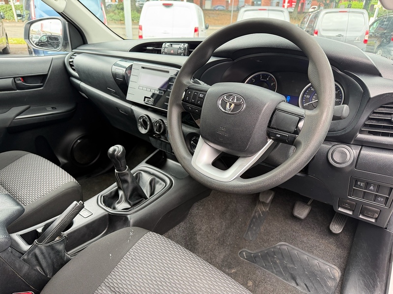 Toyota Hilux D-4D Active - U6956