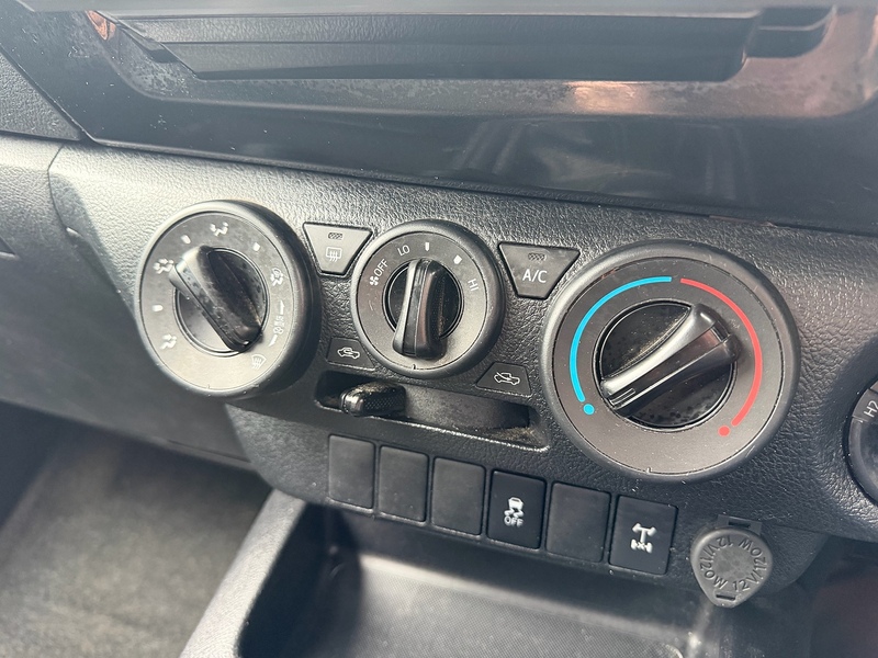 Toyota Hilux D-4D Active - U6956