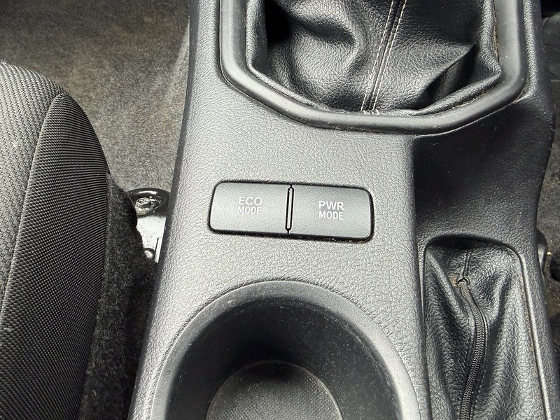 Toyota Hilux D-4D Active - U6956