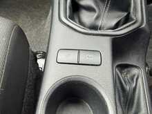 Toyota Hilux D-4D Active - U6956