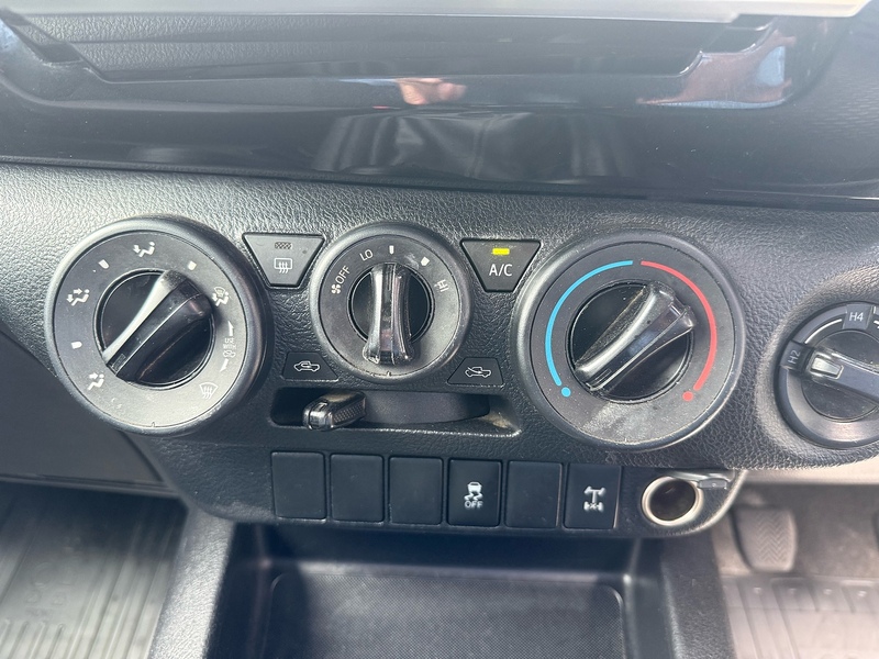 Toyota Hilux D-4D Active - U6972