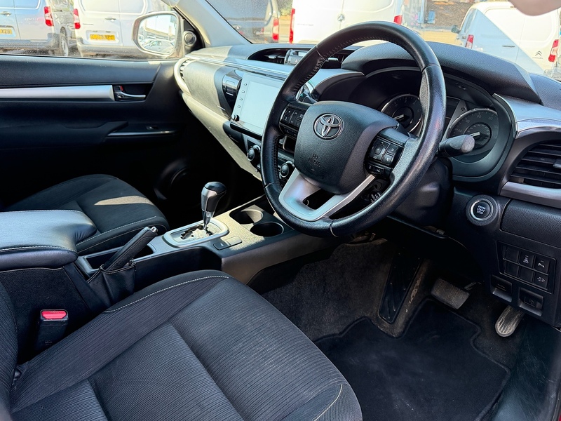 Toyota Hilux D-4D Invincible 2.8 AUTO - U7091