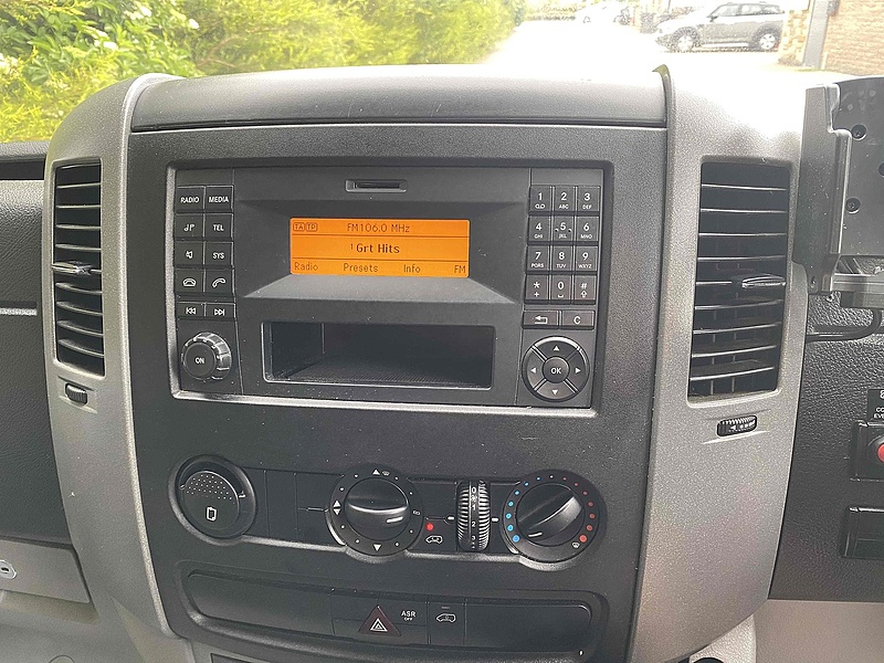 Mercedes-Benz 313 2.1 CDI LWB LUTON VAN TAIL LIFT - YELLOW