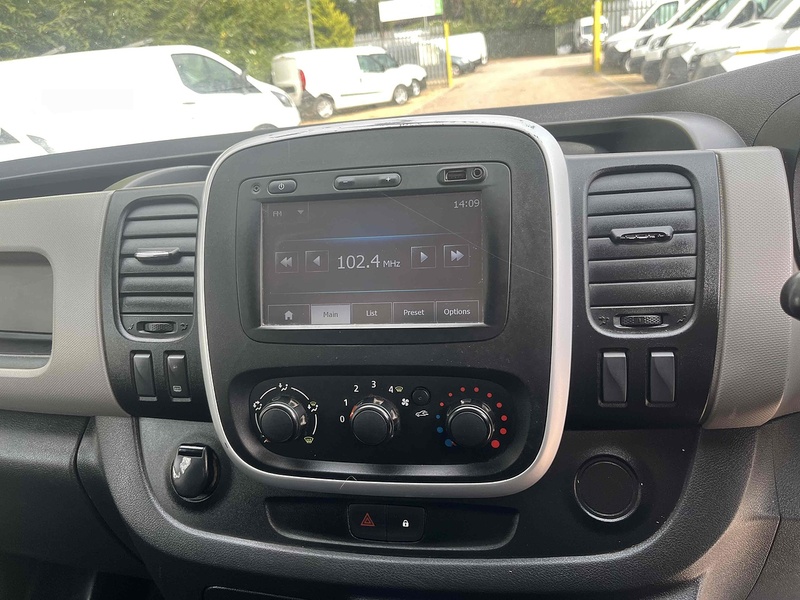 Renault 1.6 dCi 29 Business LWB PANEL VAN WHITE - 3 SEATS