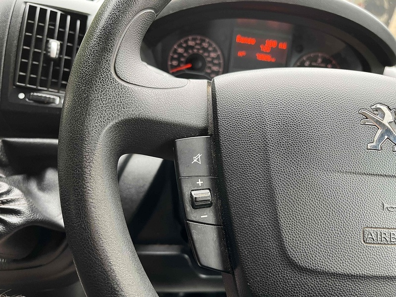 Peugeot BlueHDi 335 2.2 LWB Traffic Management Low & Go Tail Ramp