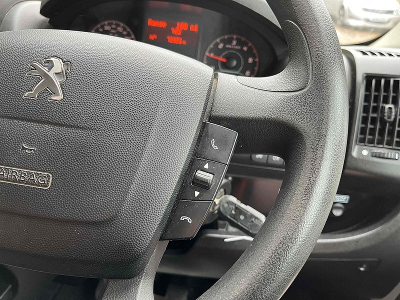 Peugeot BlueHDi 335 2.2 LWB Traffic Management Low & Go Tail Ramp