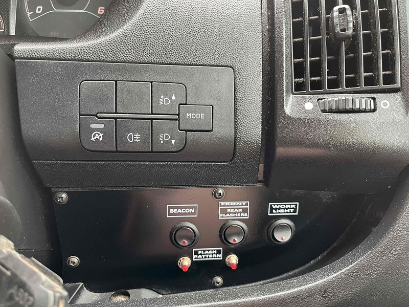 Peugeot BlueHDi 335 2.2 LWB Traffic Management Low & Go Tail Ramp