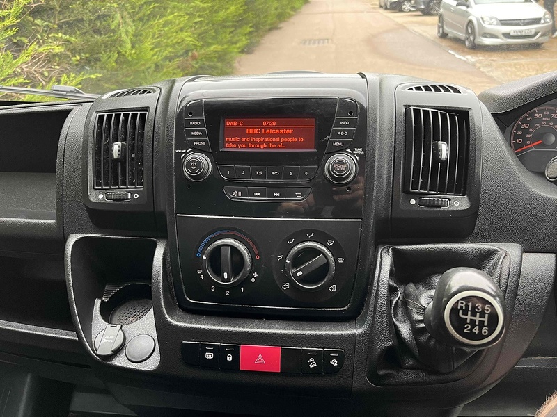 Peugeot BlueHDi 335 2.2 LWB Traffic Management Low & Go Tail Ramp