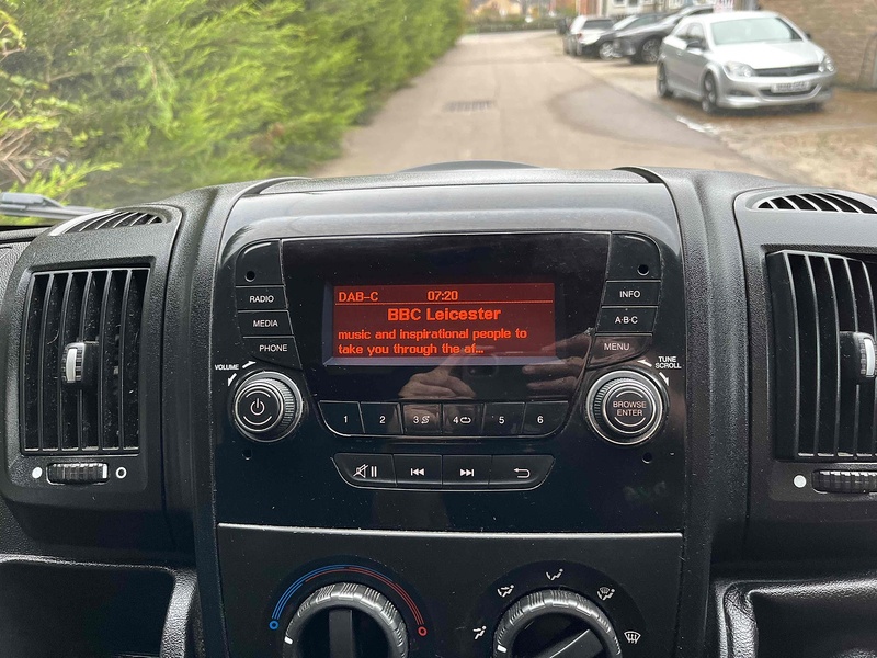 Peugeot BlueHDi 335 2.2 LWB Traffic Management Low & Go Tail Ramp