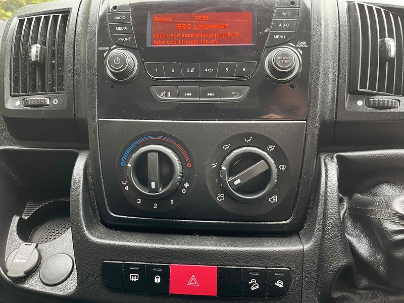 Peugeot BlueHDi 335 2.2 LWB Traffic Management Low & Go Tail Ramp