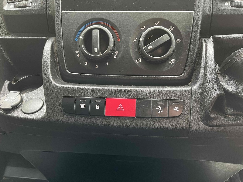 Peugeot BlueHDi 335 2.2 LWB Traffic Management Low & Go Tail Ramp