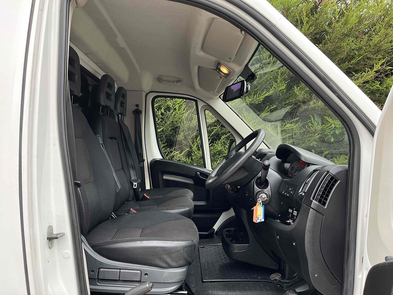 Peugeot BlueHDi 335 2.2 LWB Traffic Management Low & Go Tail Ramp