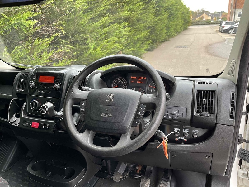 Peugeot BlueHDi 335 2.2 LWB Traffic Management Low & Go Tail Ramp