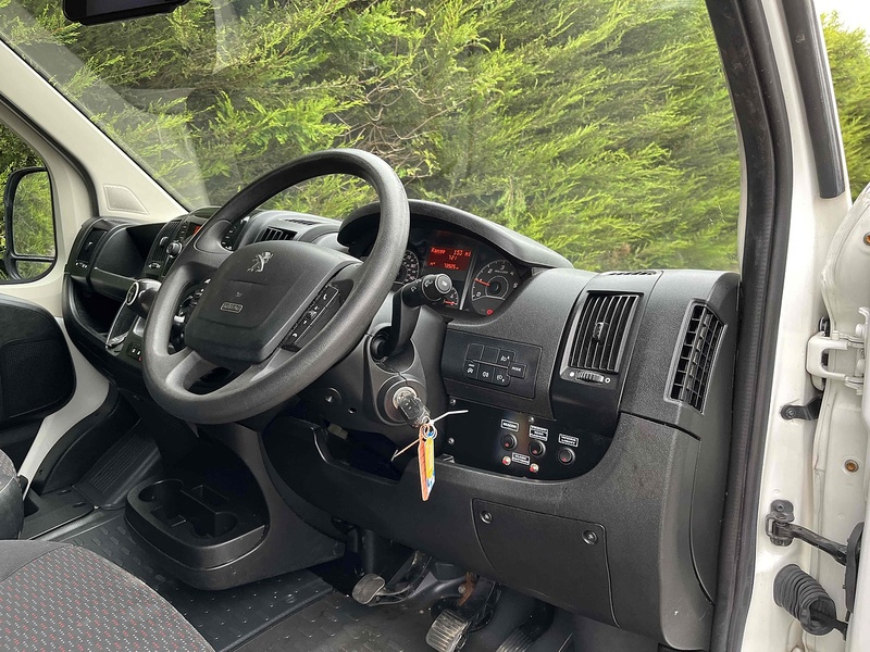 Peugeot BlueHDi 335 2.2 LWB Traffic Management Low & Go Tail Ramp