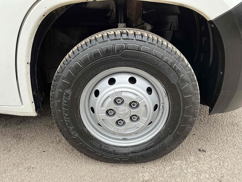 Peugeot BlueHDi 335 2.2 LWB Traffic Management Low & Go Tail Ramp