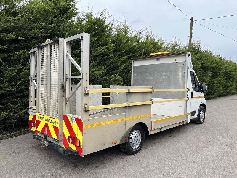 Peugeot BlueHDi 335 2.2 LWB Traffic Management Low & Go Tail Ramp