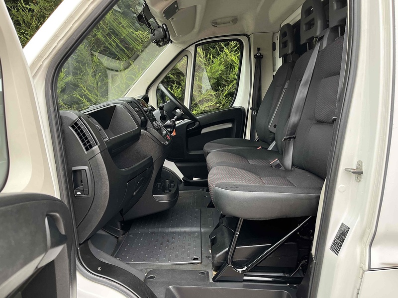 Peugeot BlueHDi 335 2.2 LWB Traffic Management Low & Go Tail Ramp