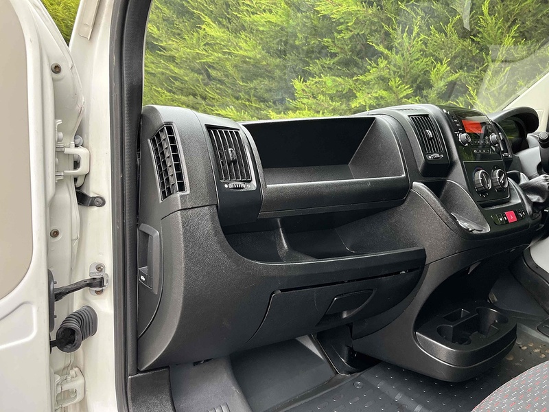 Peugeot BlueHDi 335 2.2 LWB Traffic Management Low & Go Tail Ramp