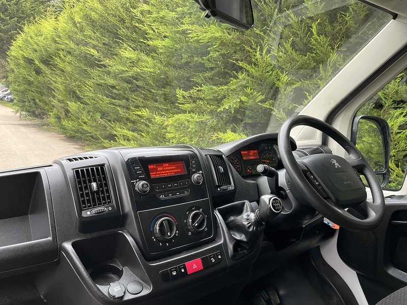 Peugeot BlueHDi 335 2.2 LWB Traffic Management Low & Go Tail Ramp