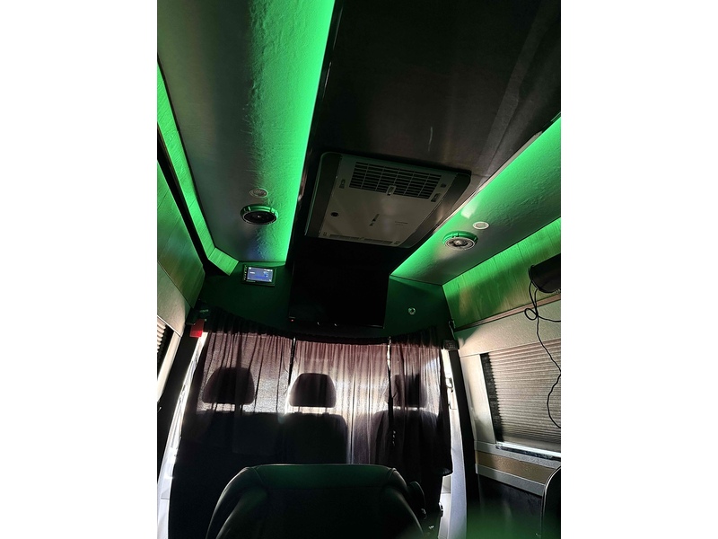 Mercedes-Benz 313 2.1CDI LWB LUXURY CREW MINI BUS