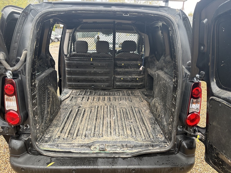 Peugeot BlueHDi 651 Professional 1.6 L1 H1 SWB PANEL VAN - BLACK