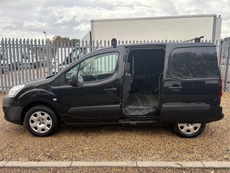 Peugeot BlueHDi 651 Professional 1.6 L1 H1 SWB PANEL VAN - BLACK