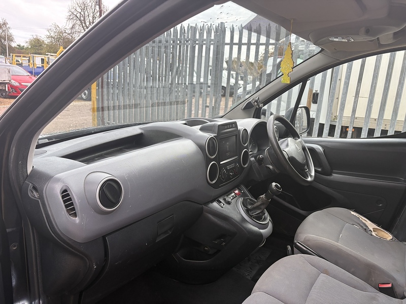 Peugeot BlueHDi 651 Professional 1.6 L1 H1 SWB PANEL VAN - BLACK