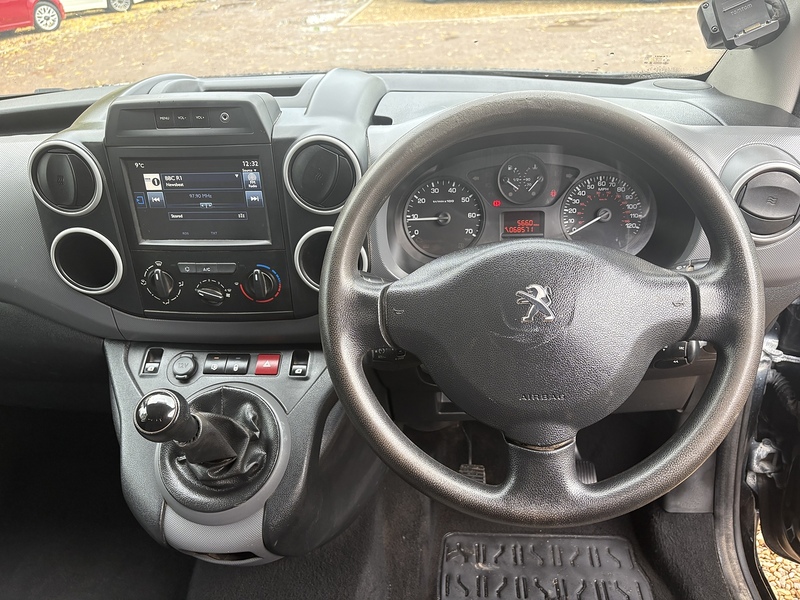 Peugeot BlueHDi 651 Professional 1.6 L1 H1 SWB PANEL VAN - BLACK