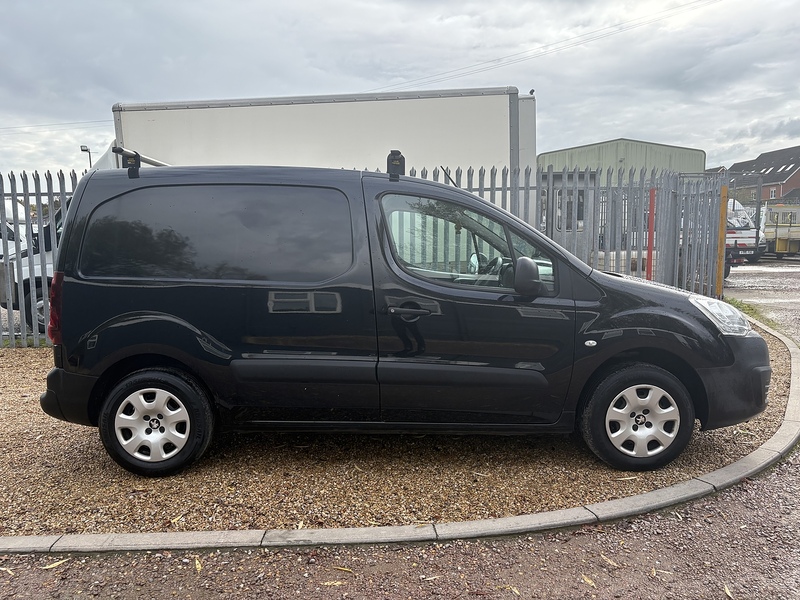 Peugeot BlueHDi 651 Professional 1.6 L1 H1 SWB PANEL VAN - BLACK