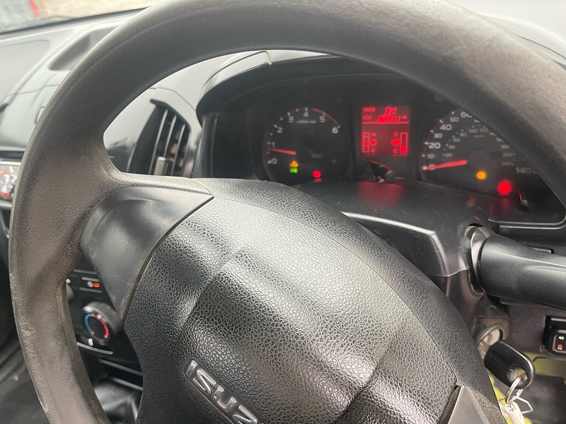 Isuzu TD 2.5 4X4 PICKUP TRUCK - SILVER