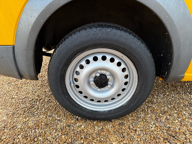 Ford TDCi T200 1.8 L1 H1 SWB PANEL VAN - YELLOW