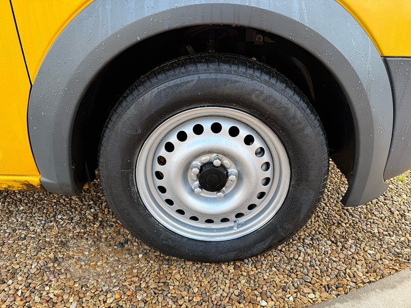 Ford TDCi T200 1.8 L1 H1 SWB PANEL VAN - YELLOW