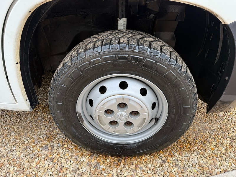 Peugeot BlueHDi 335 2.2 Built for Business L4 XLWB DROPSIDE - WHITE