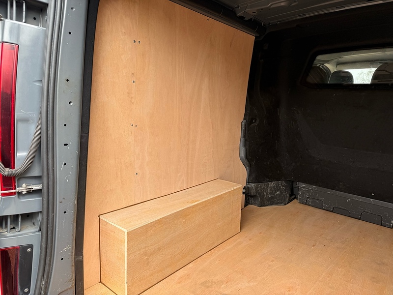 Renault 2.0 dCi Blue LL30 Sport L2 H2 COMBI CREW VAN - 6 SEATS