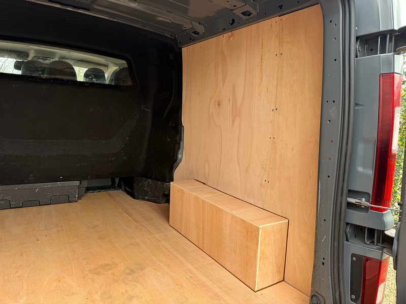 Renault 2.0 dCi Blue LL30 Sport L2 H2 COMBI CREW VAN - 6 SEATS