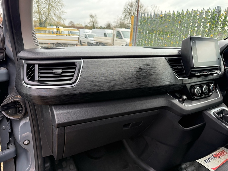 Renault 2.0 dCi Blue LL30 Sport L2 H2 COMBI CREW VAN - 6 SEATS