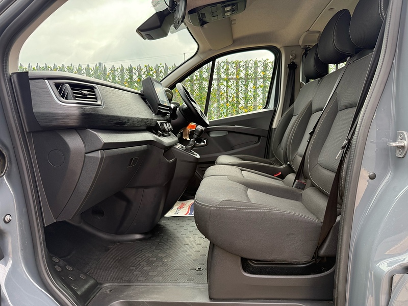Renault 2.0 dCi Blue LL30 Sport L2 H2 COMBI CREW VAN - 6 SEATS