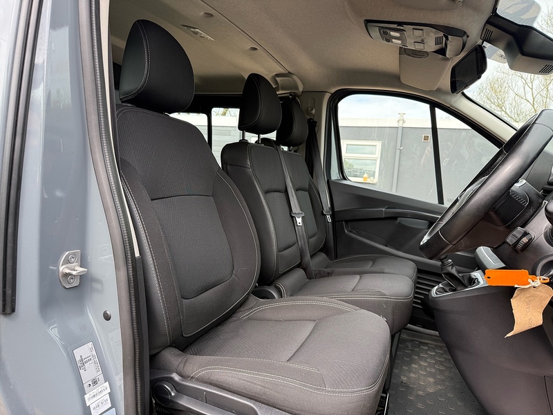 Renault 2.0 dCi Blue LL30 Sport L2 H2 COMBI CREW VAN - 6 SEATS