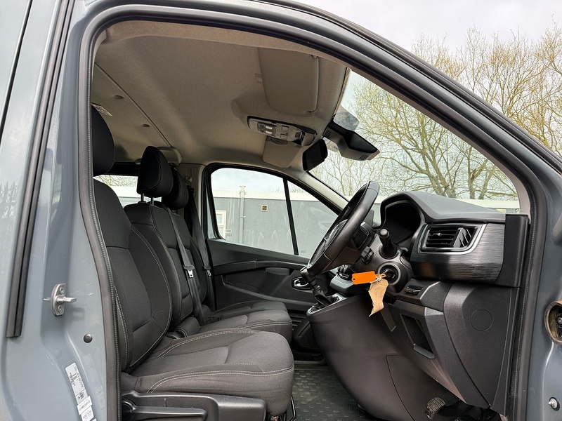 Renault 2.0 dCi Blue LL30 Sport L2 H2 COMBI CREW VAN - 6 SEATS
