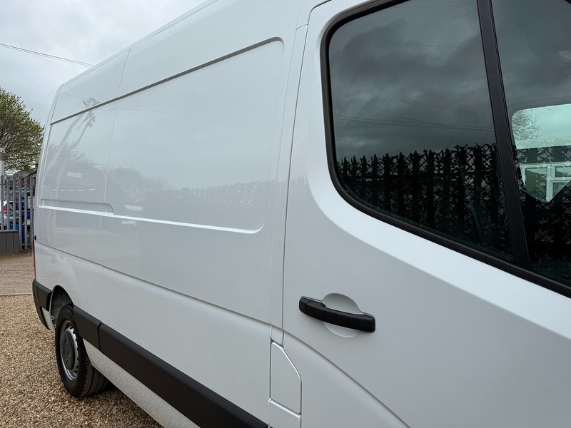 Renault dCi 35 Business 2.3 L2 H2 MWB PANEL VAN - WHITE