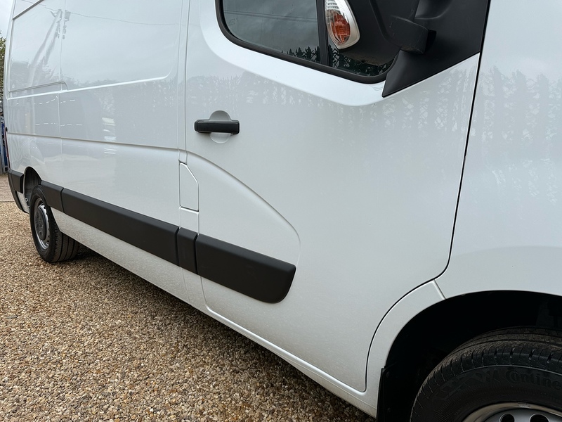 Renault dCi 35 Business 2.3 L2 H2 MWB PANEL VAN - WHITE