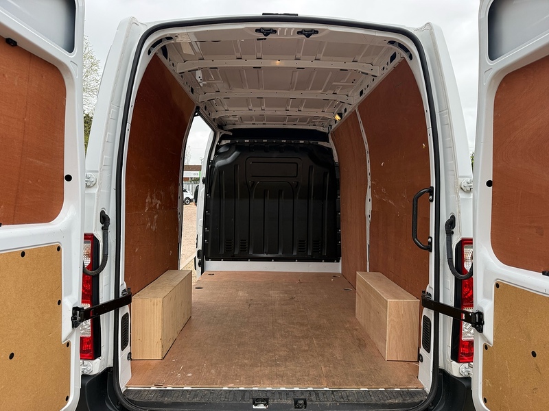 Renault dCi 35 Business 2.3 L2 H2 MWB PANEL VAN - WHITE