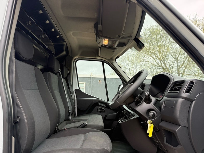 Renault dCi 35 Business 2.3 L2 H2 MWB PANEL VAN - WHITE