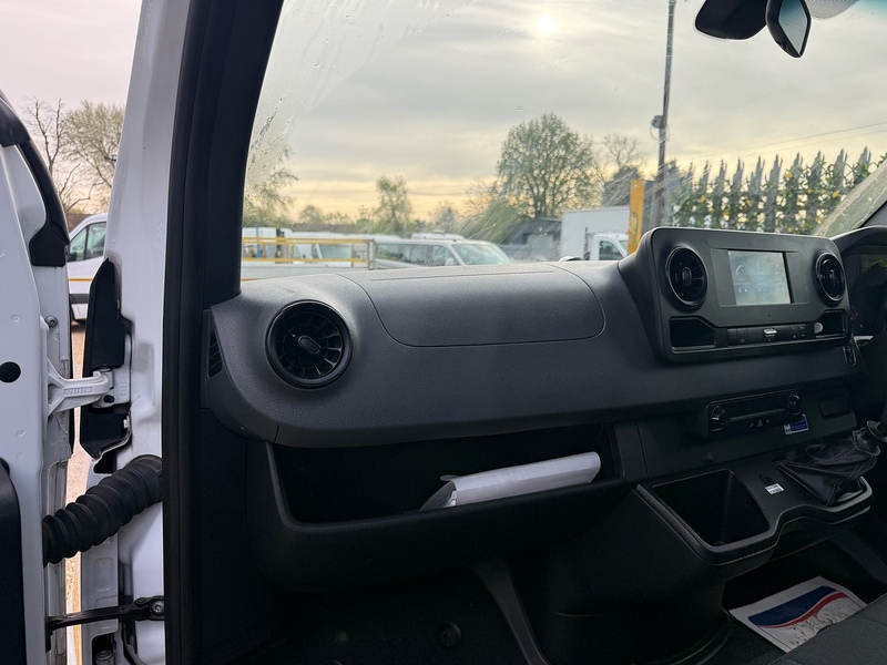 Mercedes-Benz 315 CDI Progressive Dropside Taillift  2.0 2dr Manual Diesel L3 LWB 2.0 2dr Dropside Taillift Manual Diesel