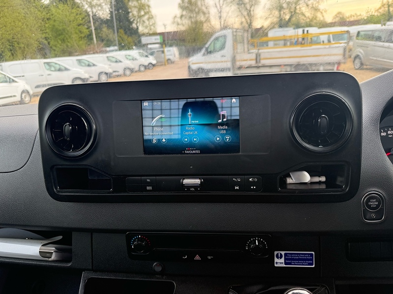 Mercedes-Benz 315 CDI Progressive Dropside Taillift  2.0 2dr Manual Diesel L3 LWB 2.0 2dr Dropside Taillift Manual Diesel